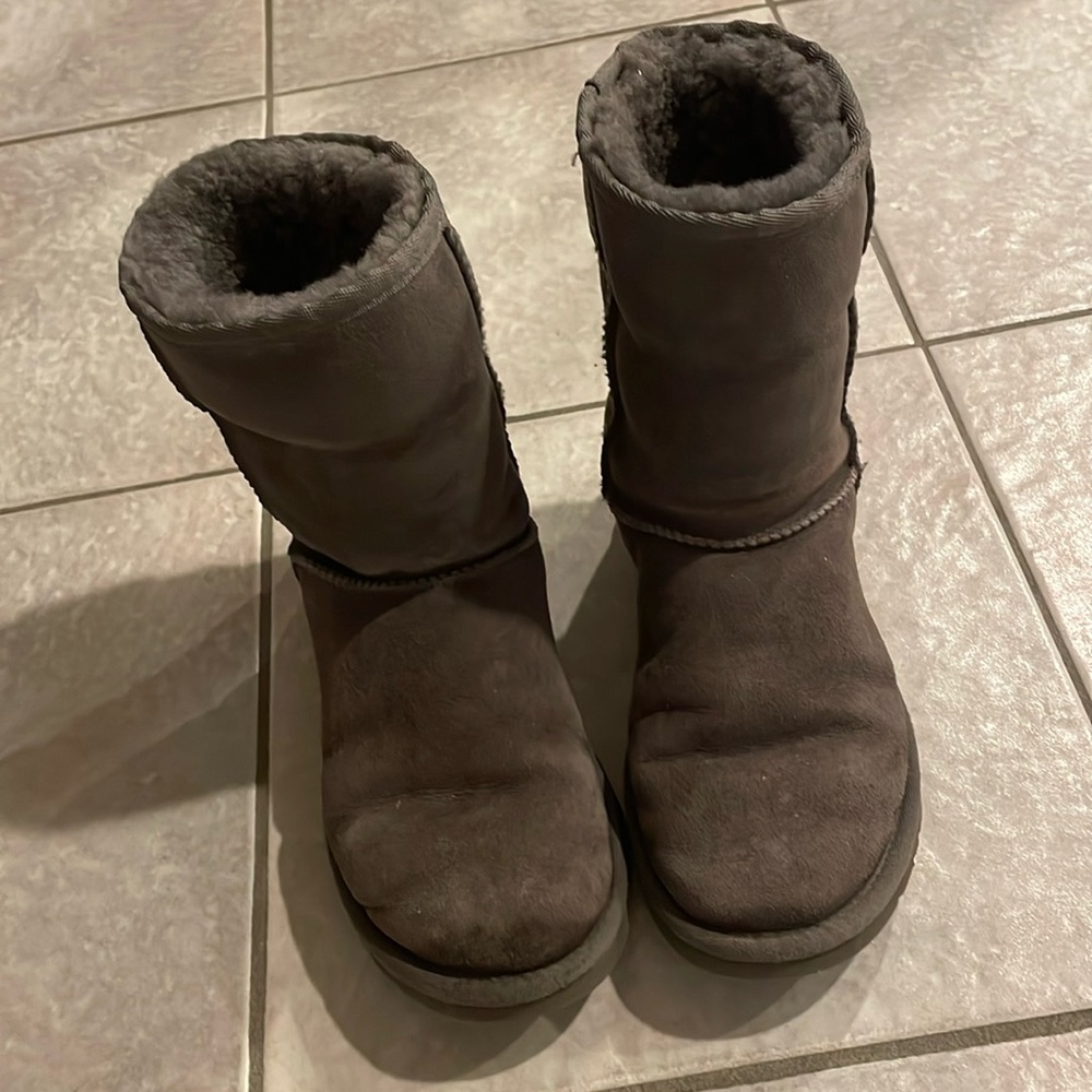 Uggs size 6 short grey
